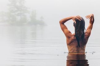 Подводные камни. Можно ли купаться голышом, с линзами, тампоном?