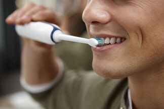 9 честных вопросов об электрических зубных щетках. Стоматолог — о том, как выбирать и кому подойдет такой гаджет
