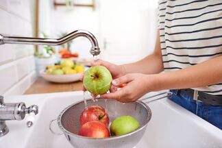 Нужно правильно мыть овощи и фрукты, чтобы не заболеть кишечной инфекцией