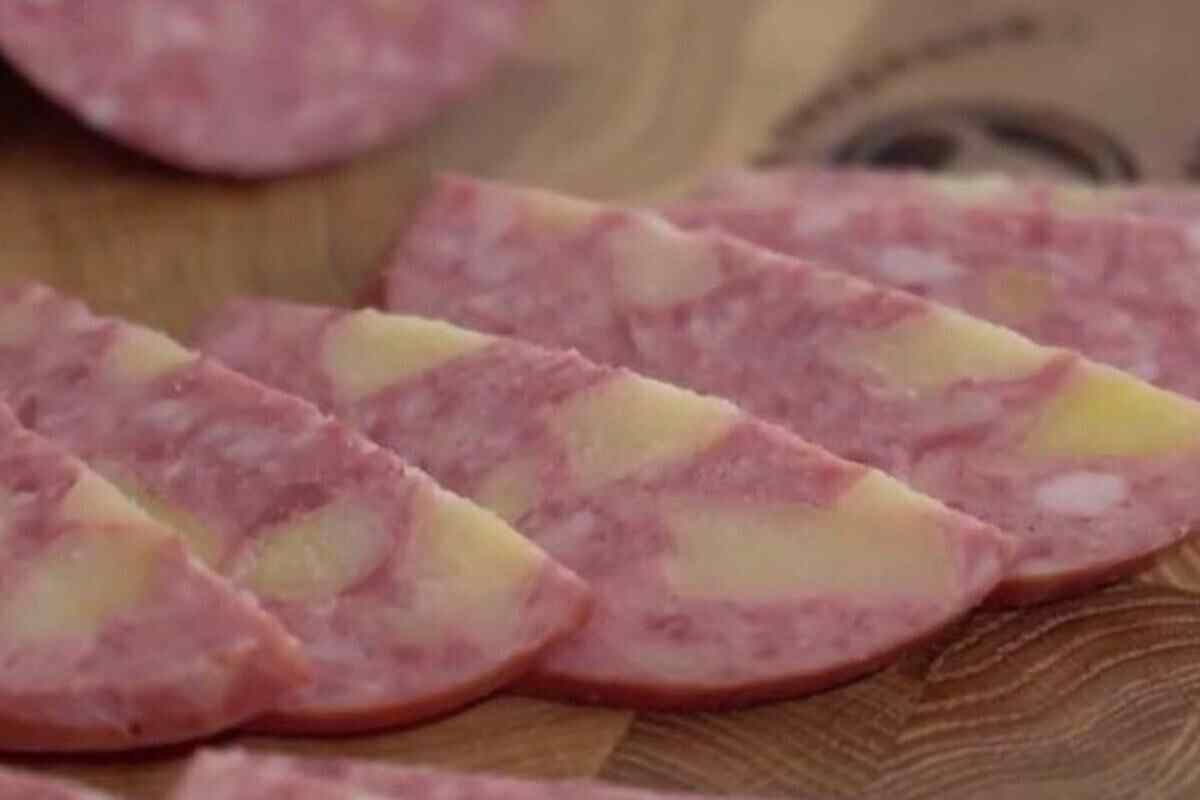 В Беларуси начали выпускать колбасу с картофелем фри