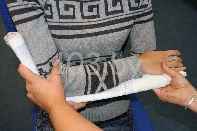 наложение шины при переломе руки4.JPG наложение шины при переломе руки4.JPG