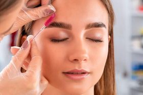 Идеальная форма, цвет и укладка: полный уход за бровями