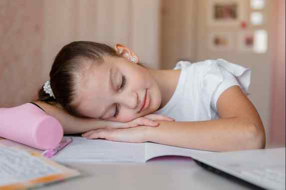 Ученые выяснили, как позднее начало уроков влияет на сон и оценки подростков