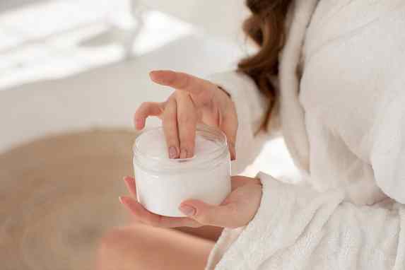 Крем или мазь: врач объяснила, в чем разница и что выбрать для кожи