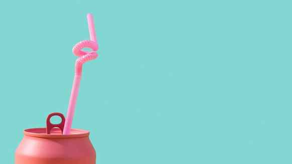 Можно ли пить газировку через трубочку и не портить зубы