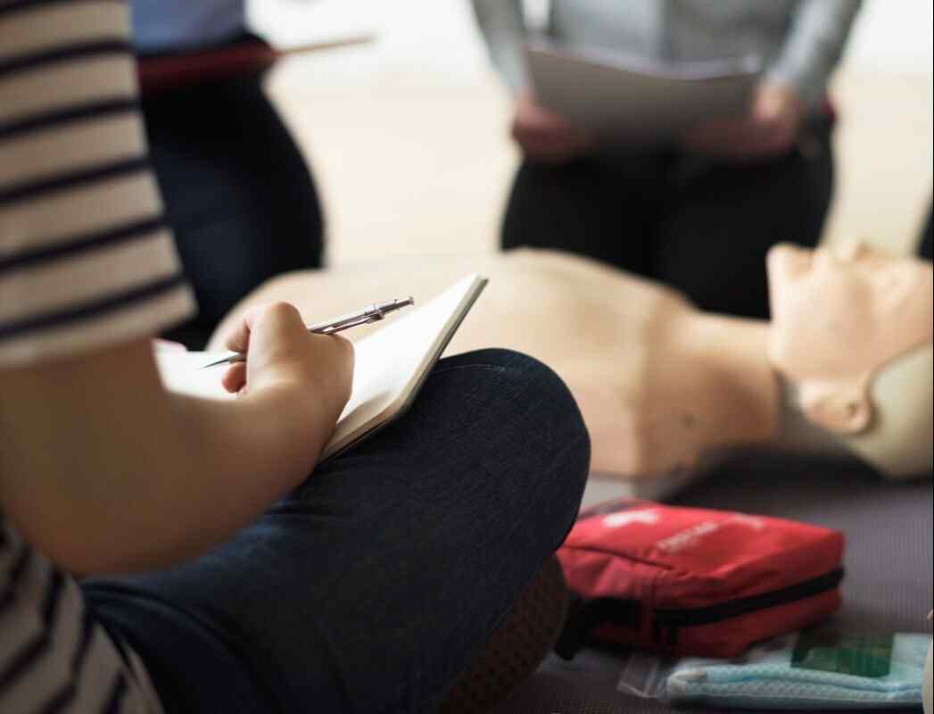 Что делать, если человек подавился: в ГКСЭ напомнили правила первой помощи