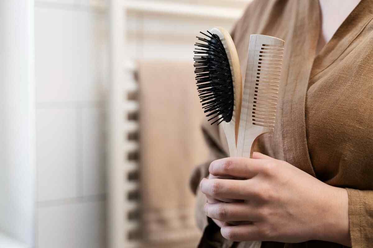 Как выбрать расческу для волос: трихолог назвала лучшие варианты и объяснила, чем плохи деревянные