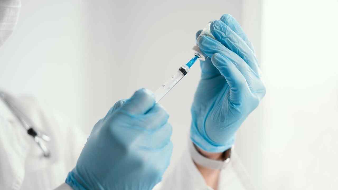Вакцина от гриппа уже поступает в поликлиники Беларуси: что известно о прививочной кампании
