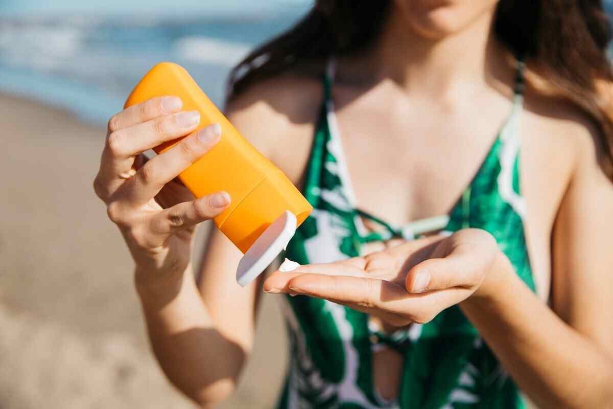 Как правильно пользоваться SPF-кремом летом: советы врача-косметолога