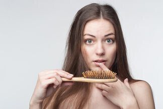 Выпадают волосы? О проблеме и ее решении говорим с врачом-дерматологом
